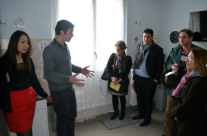 Jules, animateur, fait découvrir la cuisine de L'appartement FACE'ile@vivre aux invités